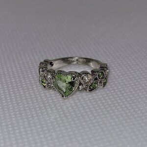 5 | NWOT | Magic Mint Cubic Zirconia Heart Pavé Leaf Ring